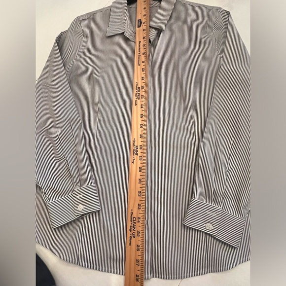 CHICO’S NO IRON  COOLMAX ALL SEASON BLOUSE. GREY PINNED STRIP. SIZE 2  (12-14) - Picture 4 of 9